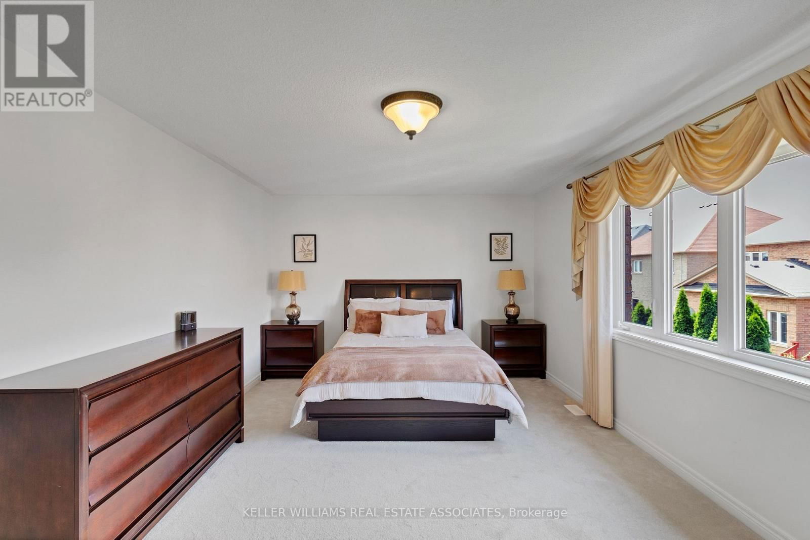 51 BLACK DIAMOND CRESCENT Image 17