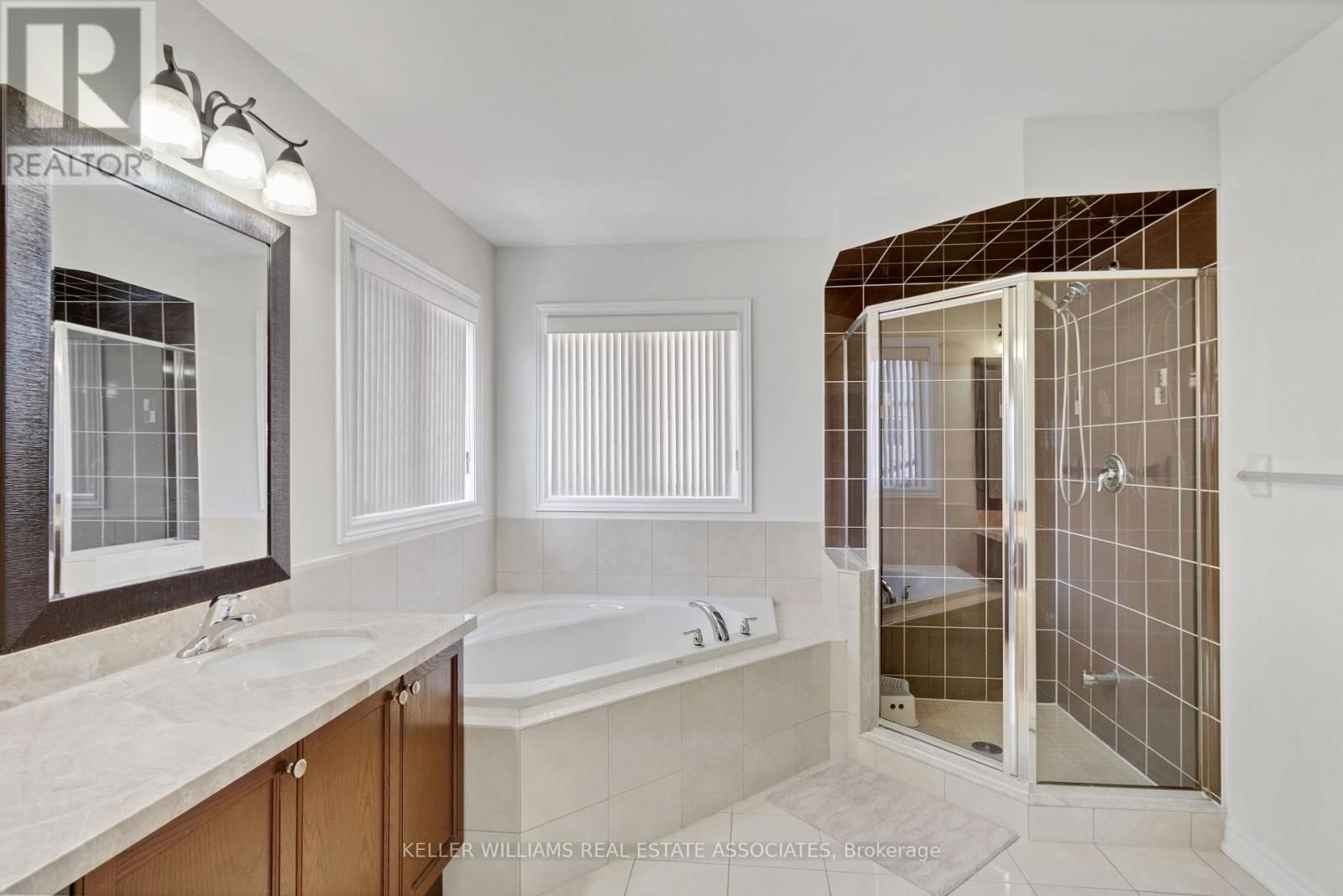 51 BLACK DIAMOND CRESCENT Image 18