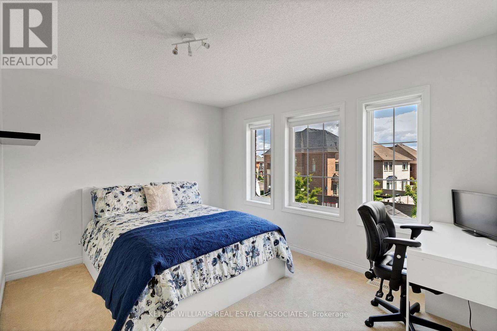 51 BLACK DIAMOND CRESCENT Image 21