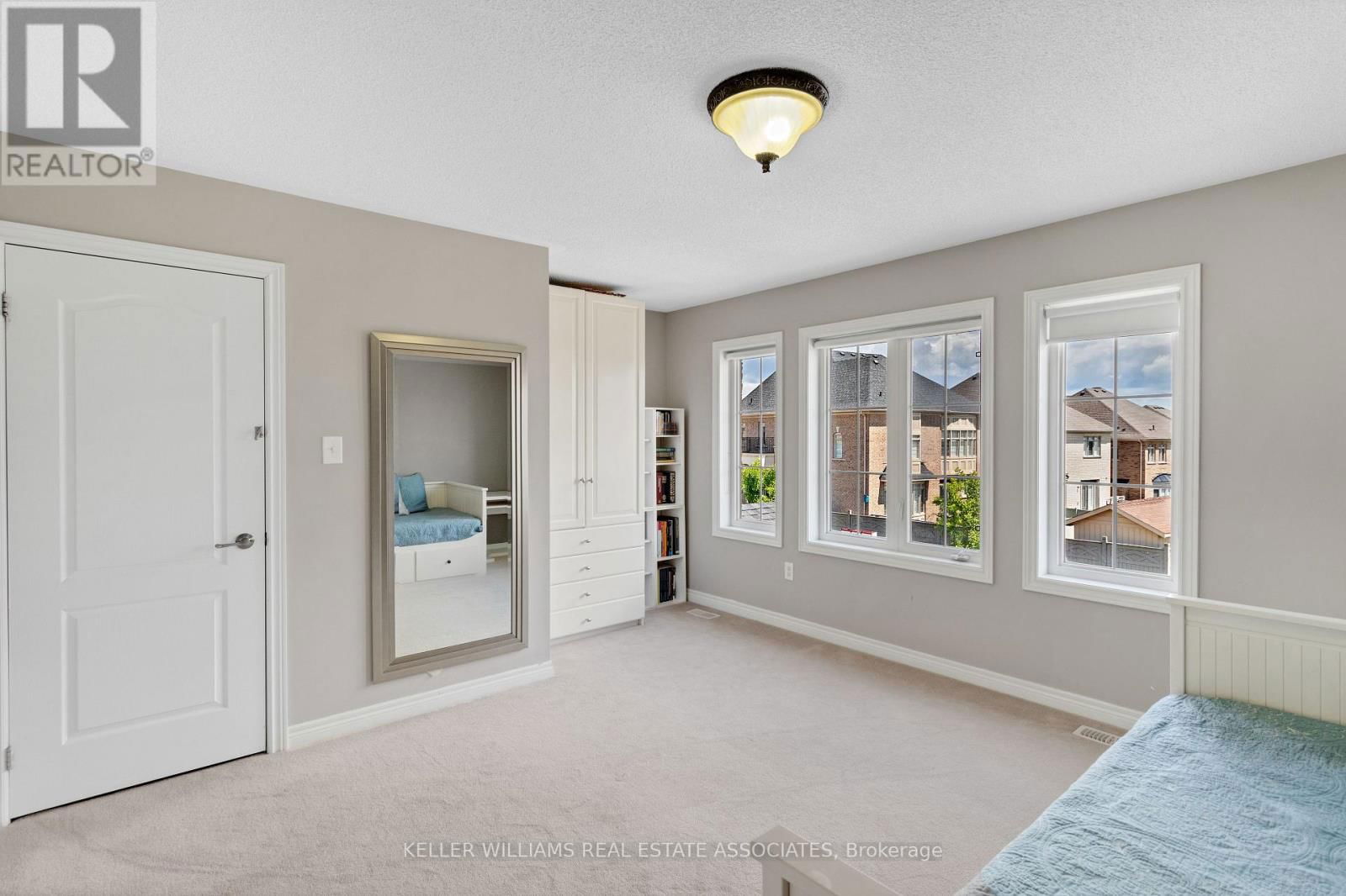 51 BLACK DIAMOND CRESCENT Image 22