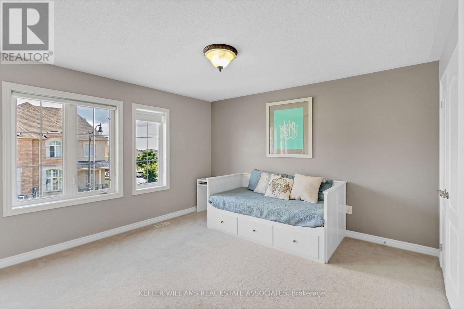 51 BLACK DIAMOND CRESCENT Image 24