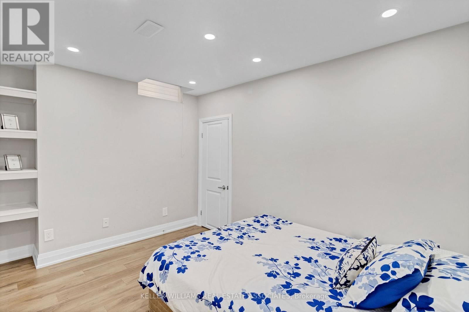 51 BLACK DIAMOND CRESCENT Image 31