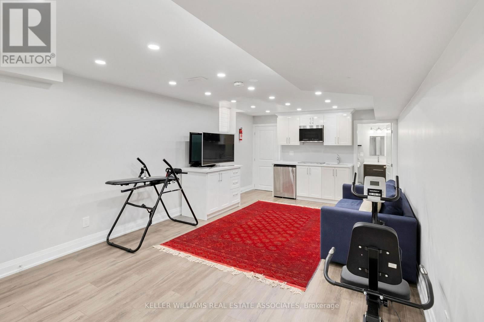 51 BLACK DIAMOND CRESCENT Image 34