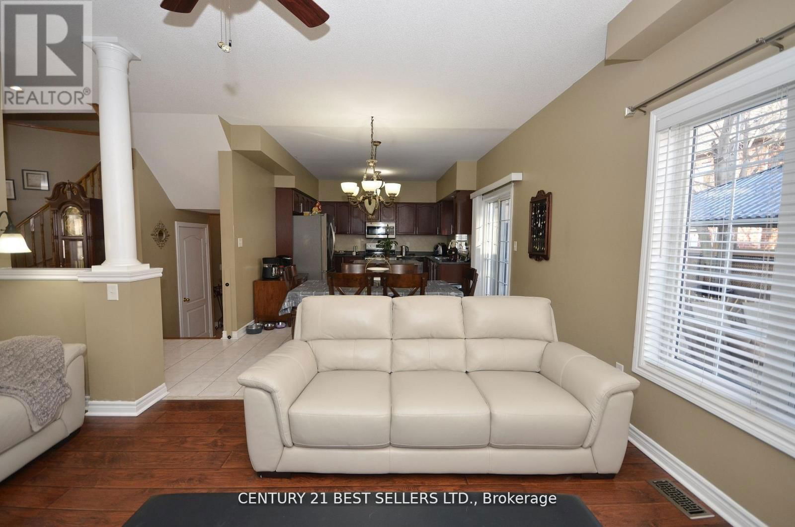 9 COIN STREET Image 14