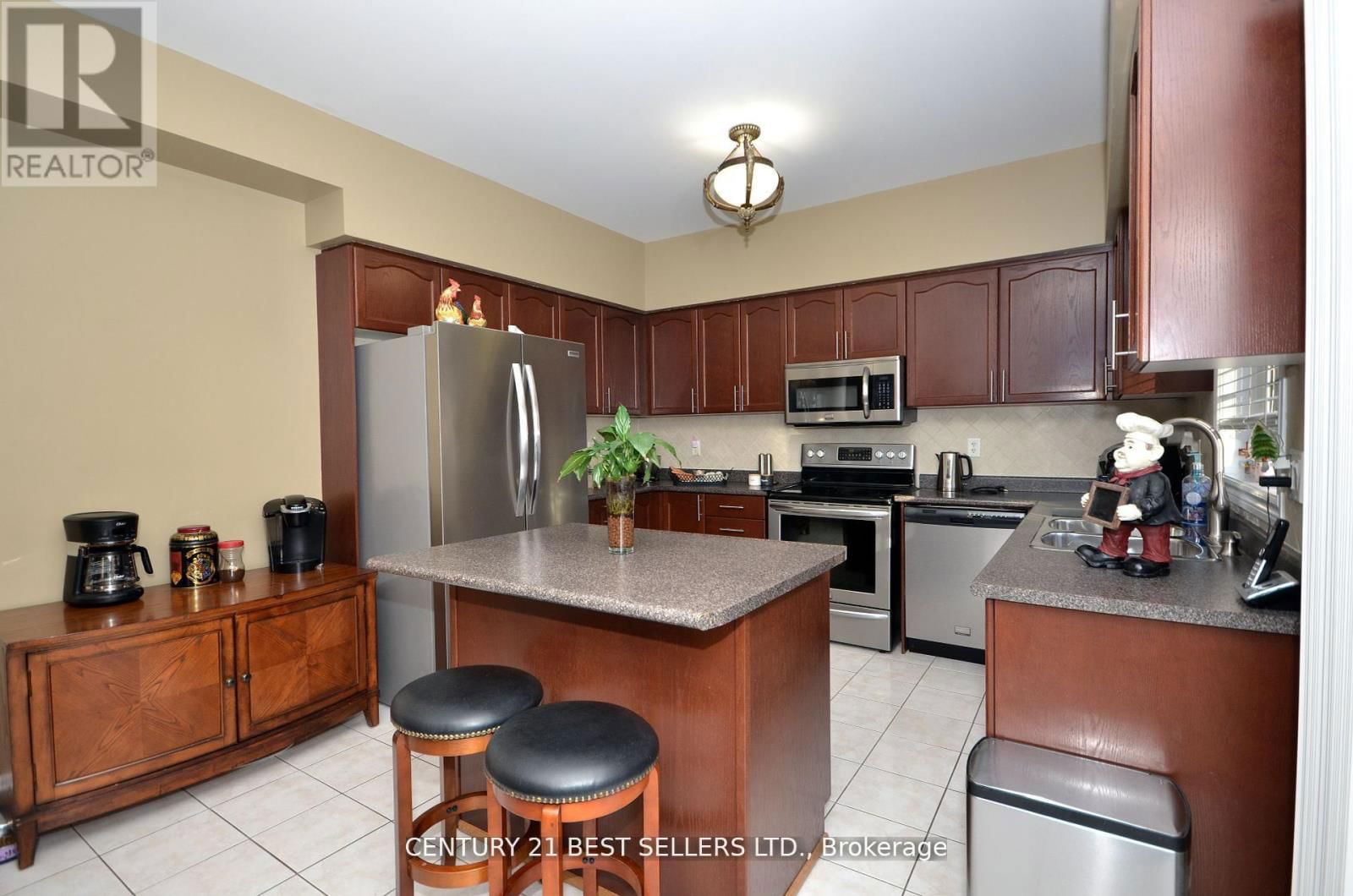 9 COIN STREET Image 17