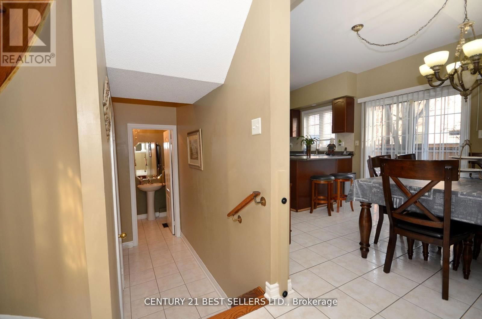 9 COIN STREET Image 22