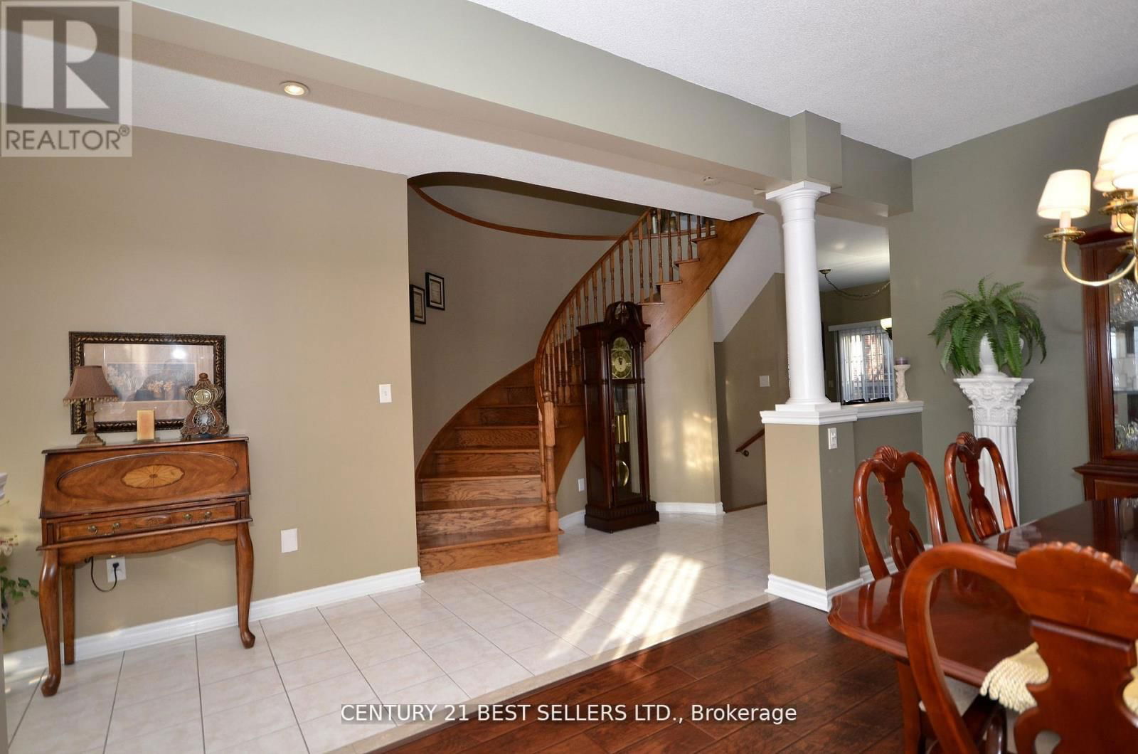 9 COIN STREET Image 25