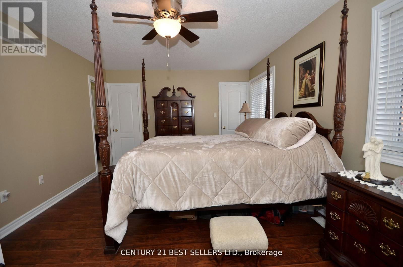 9 COIN STREET Image 29