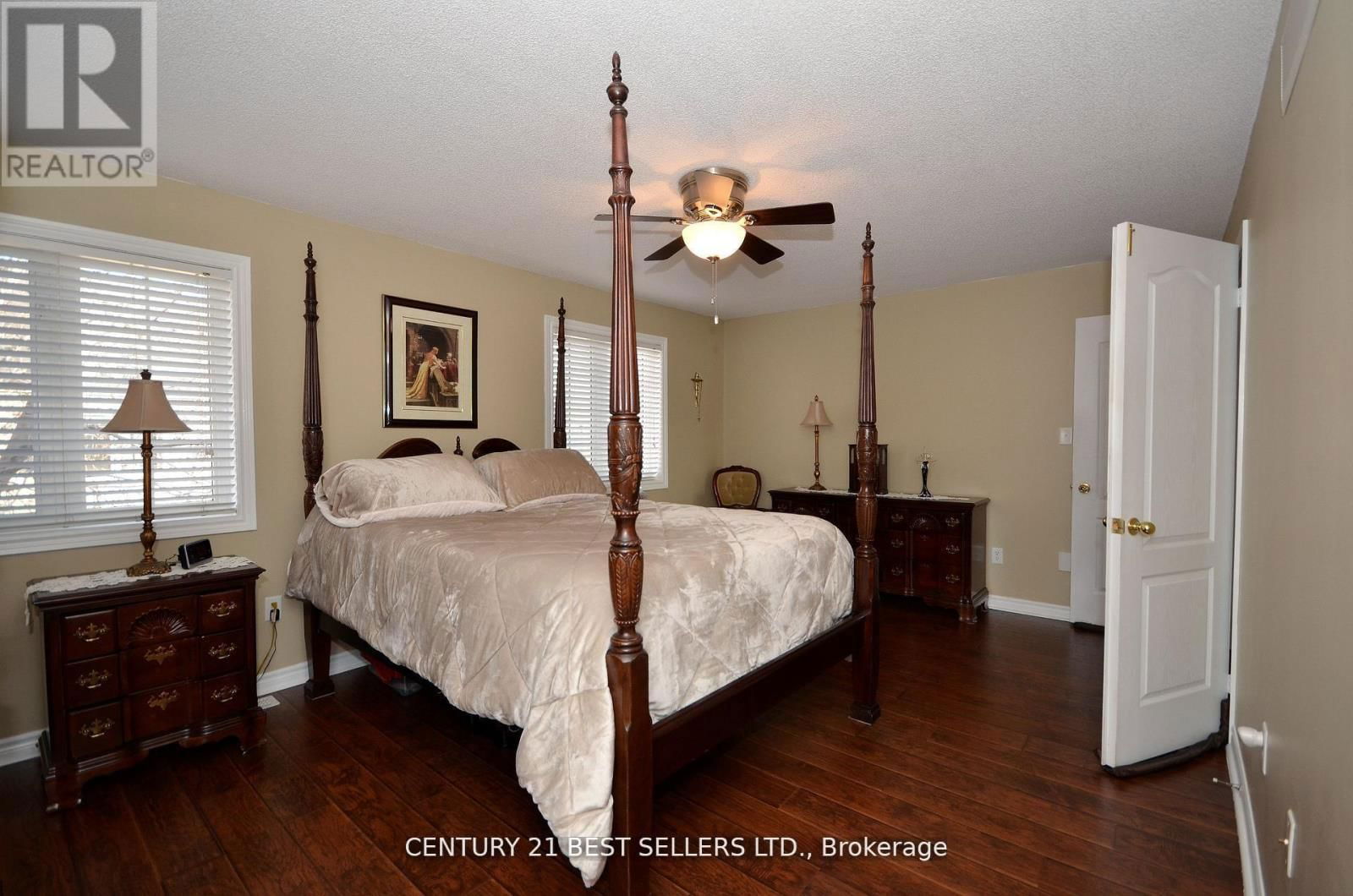 9 COIN STREET Image 31