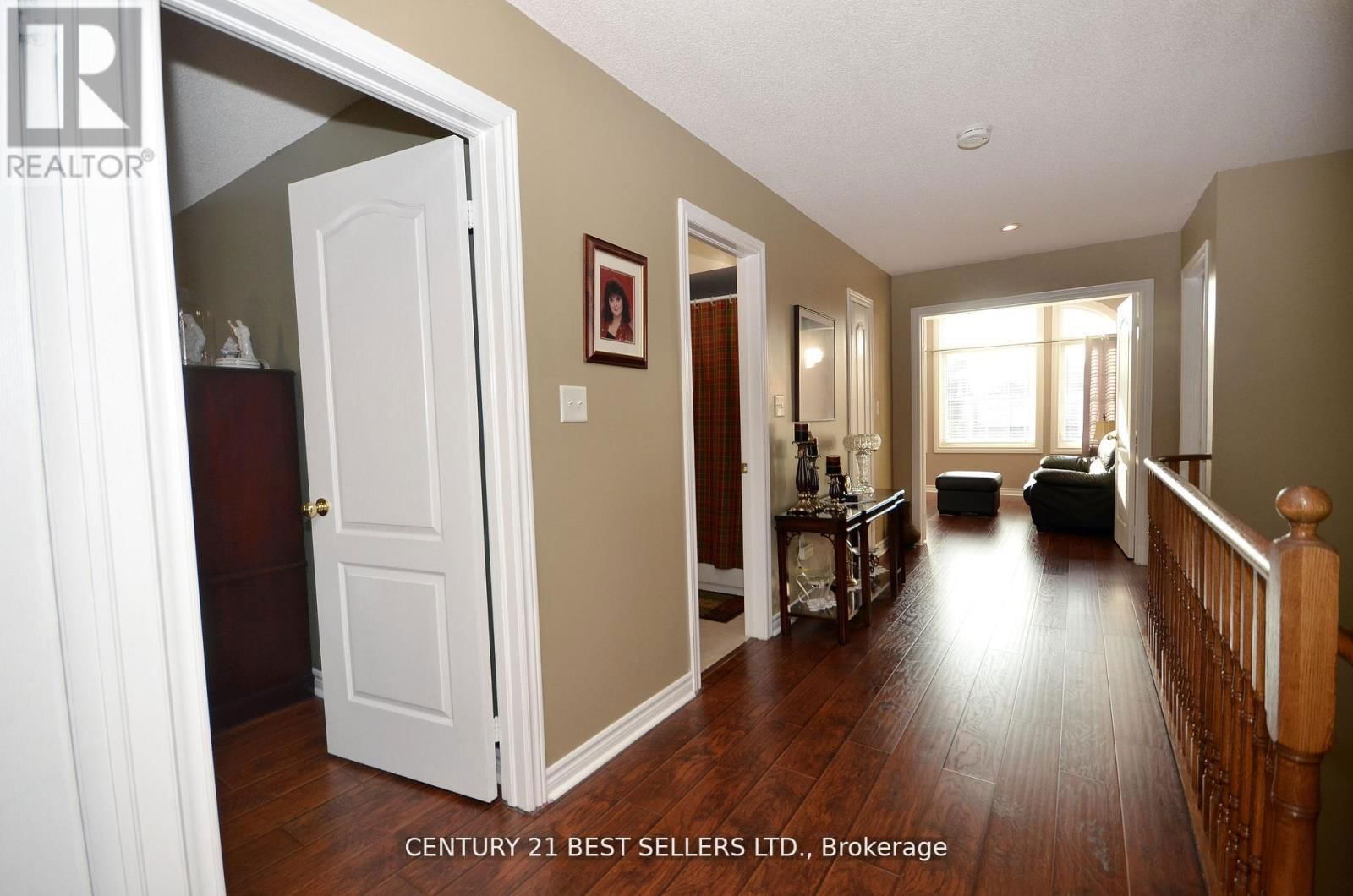 9 COIN STREET Image 32
