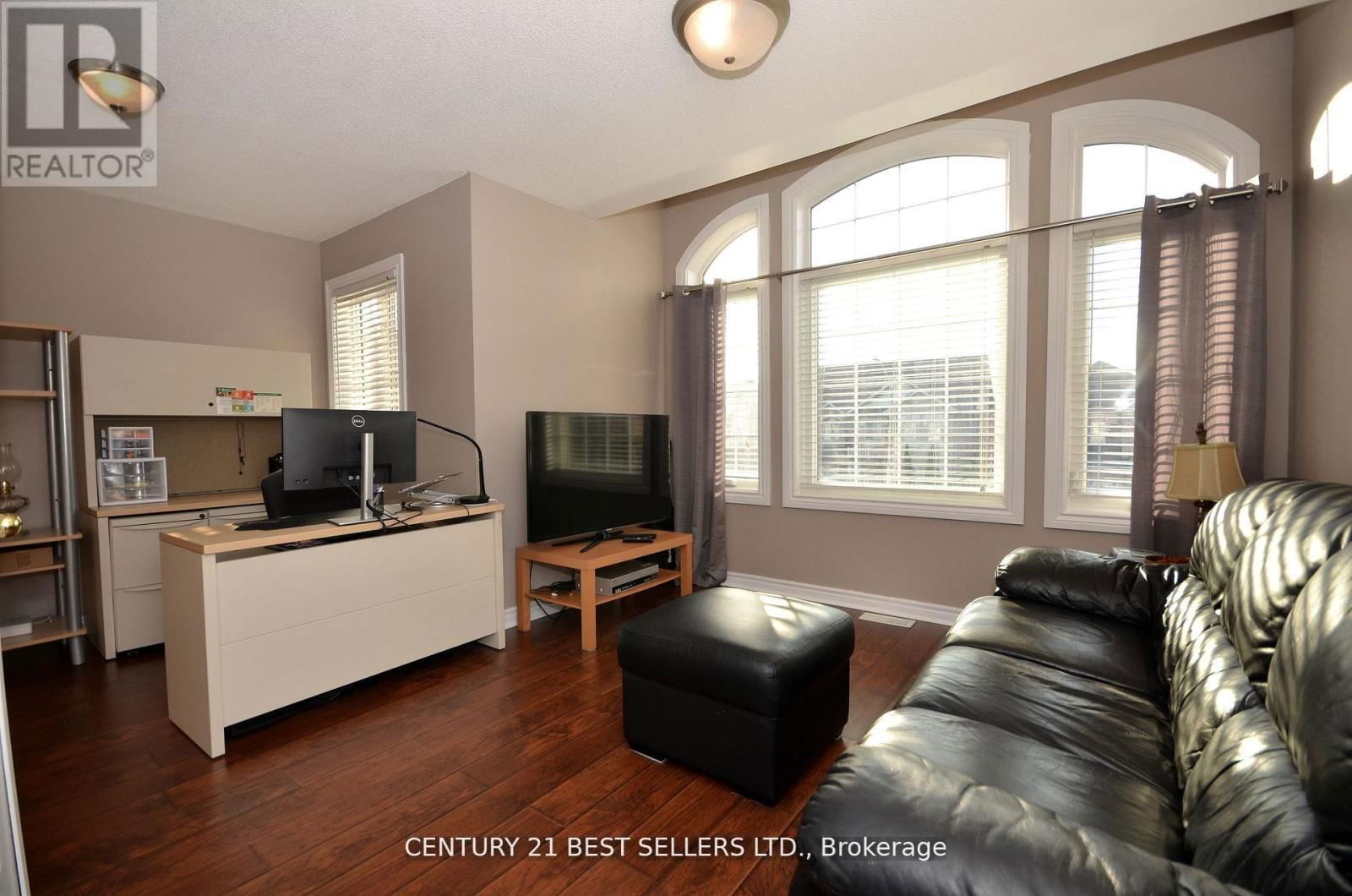 9 COIN STREET Image 35