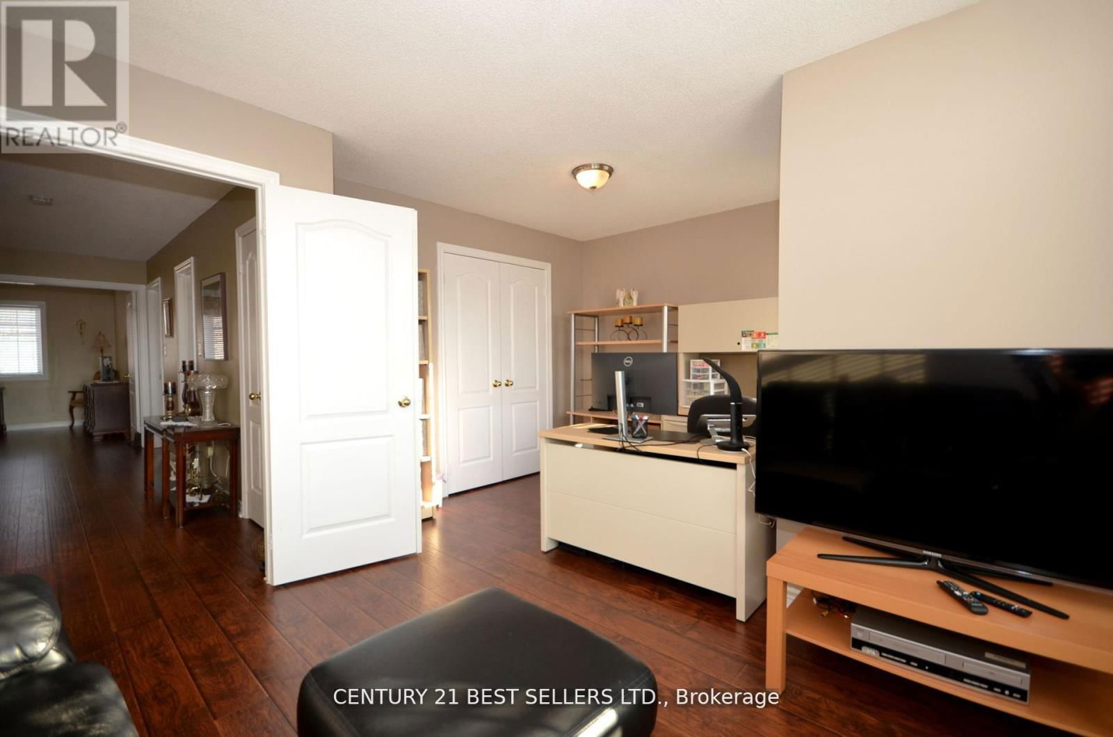 9 COIN STREET Image 36