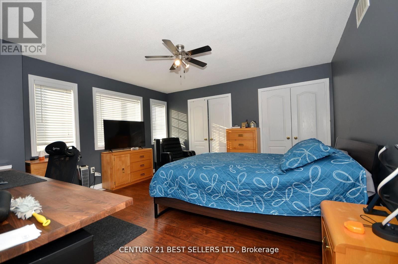 9 COIN STREET Image 37