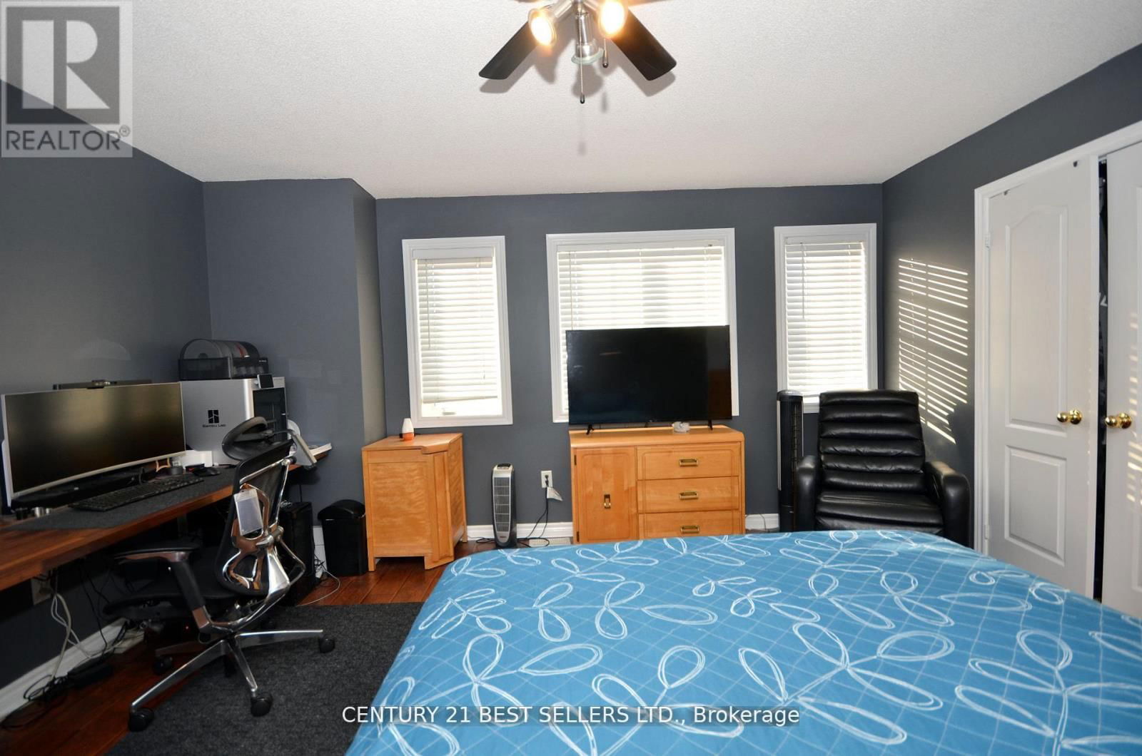 9 COIN STREET Image 38