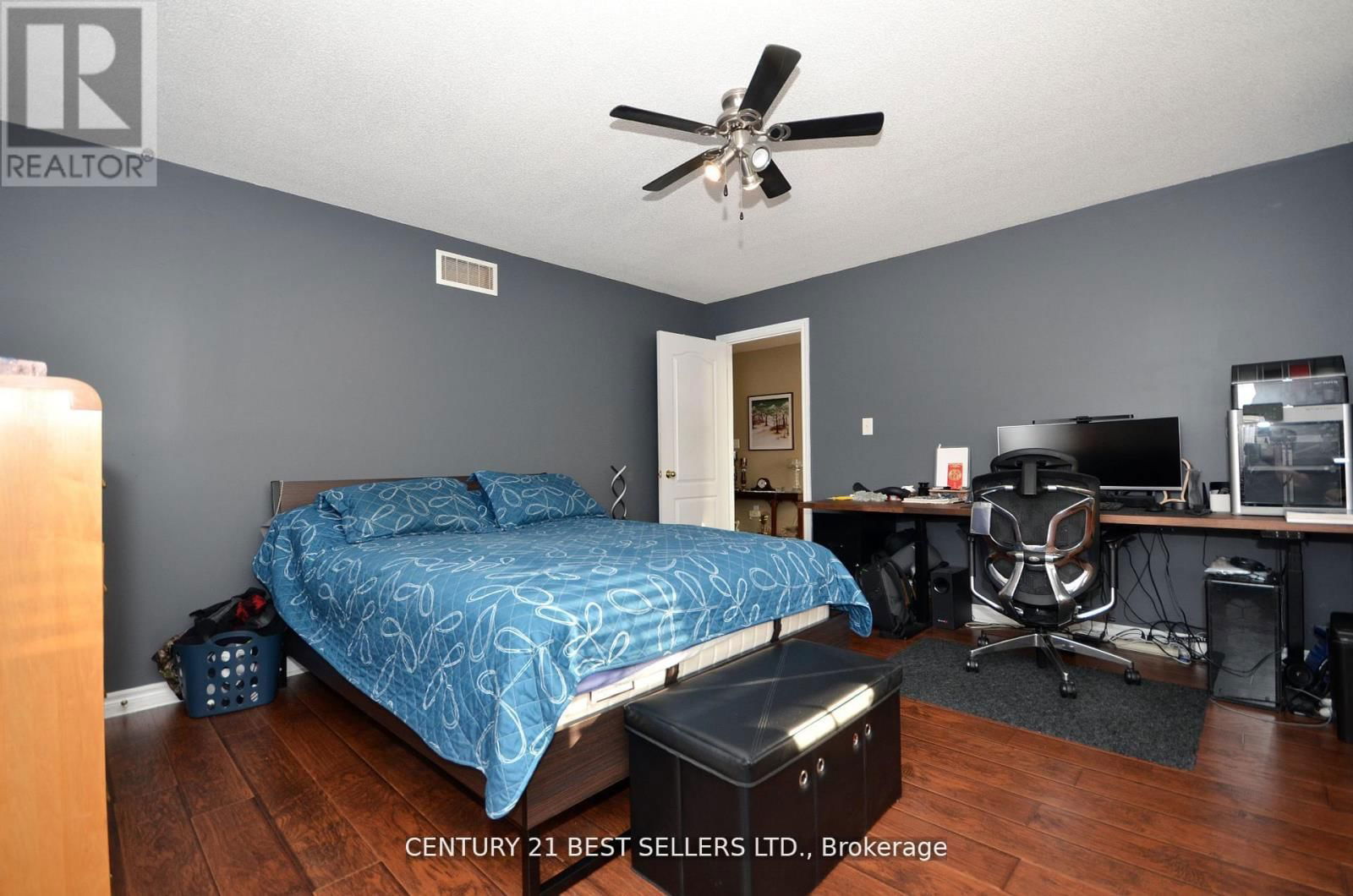 9 COIN STREET Image 39