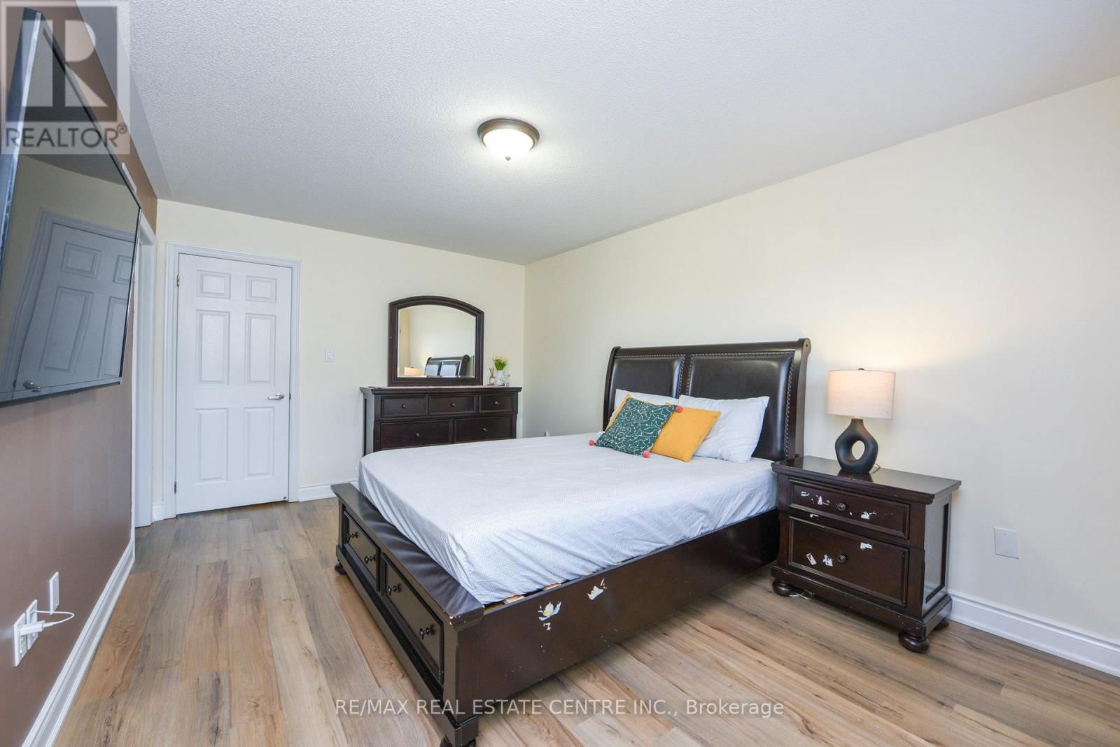 682 MEGSON TERRACE Image 19