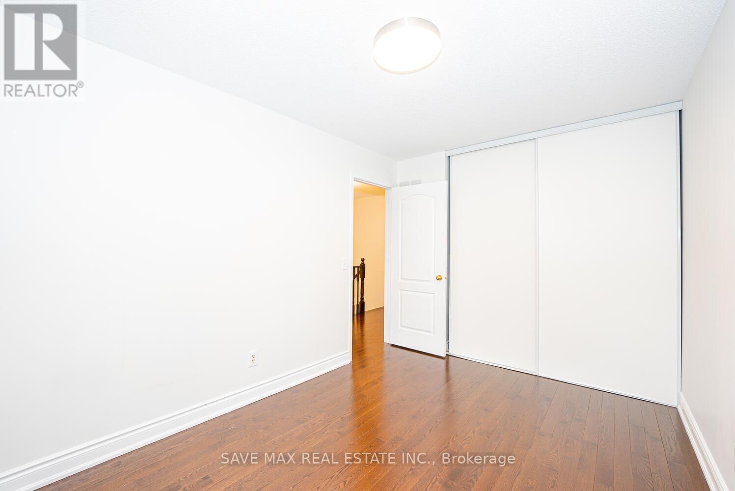 945 APPLECROFT CIRCLE Image 32