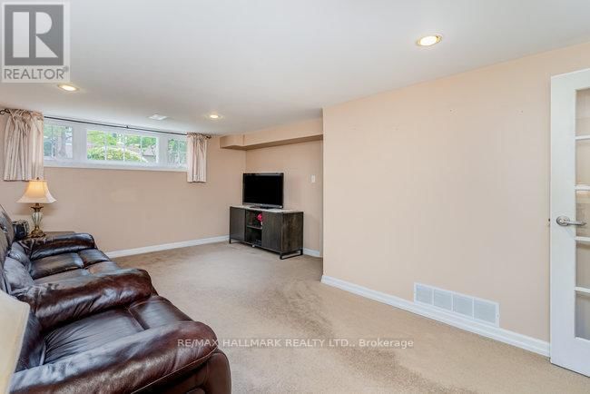 35 CLAIRTON CRESCENT Image 21