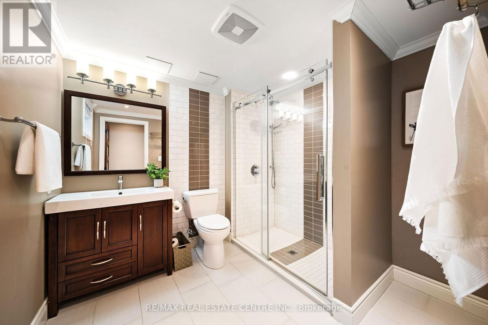 4229 GLENEAGLES COURT Image 37