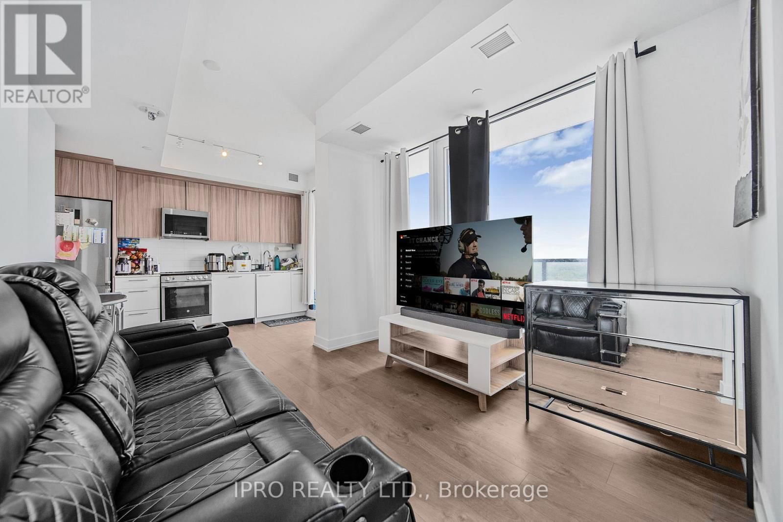 709 - 215 VETERANS DRIVE Image 1