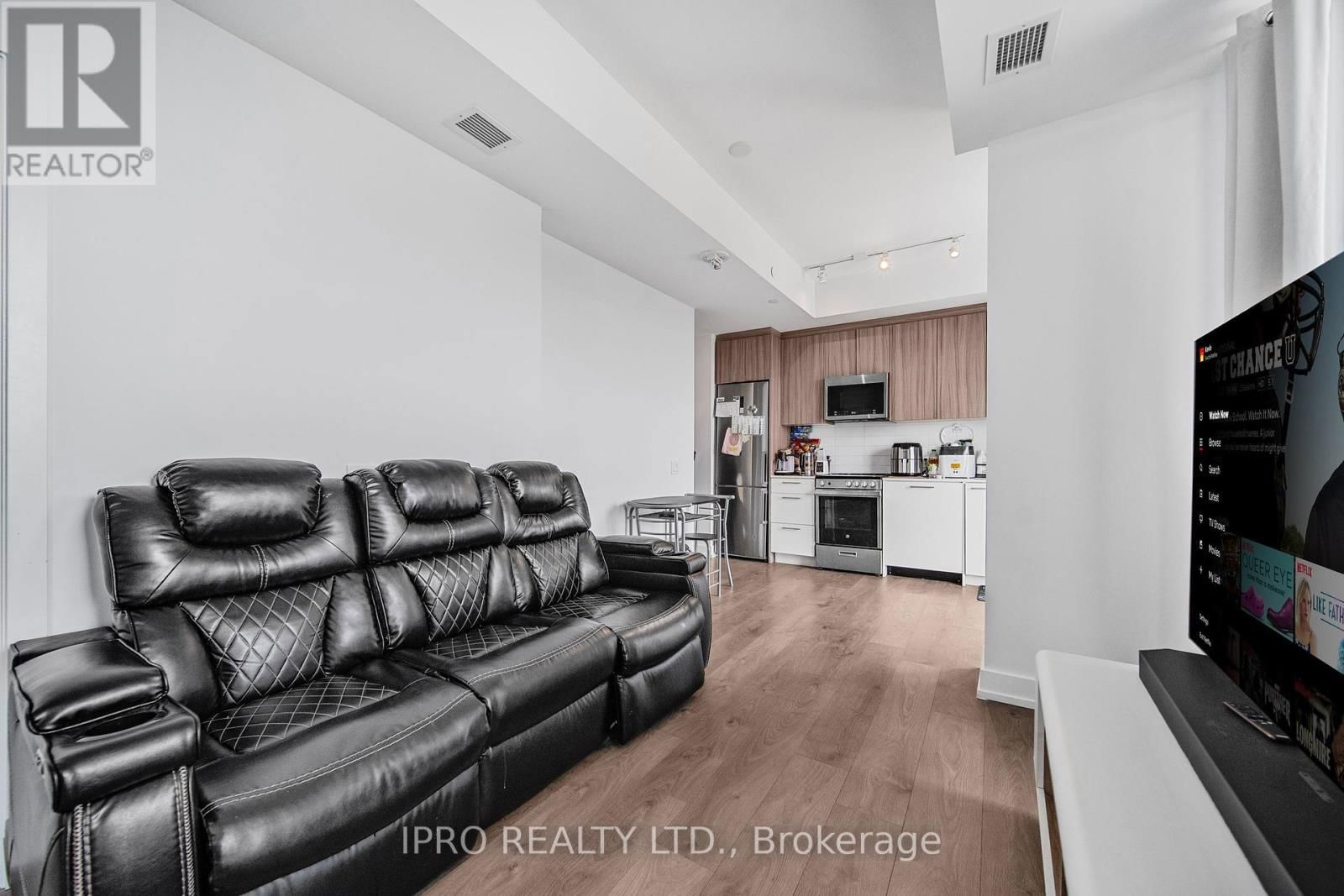 709 - 215 VETERANS DRIVE Image 15