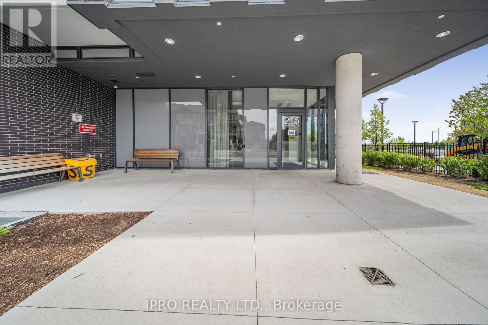 709 - 215 VETERANS DRIVE Image 4