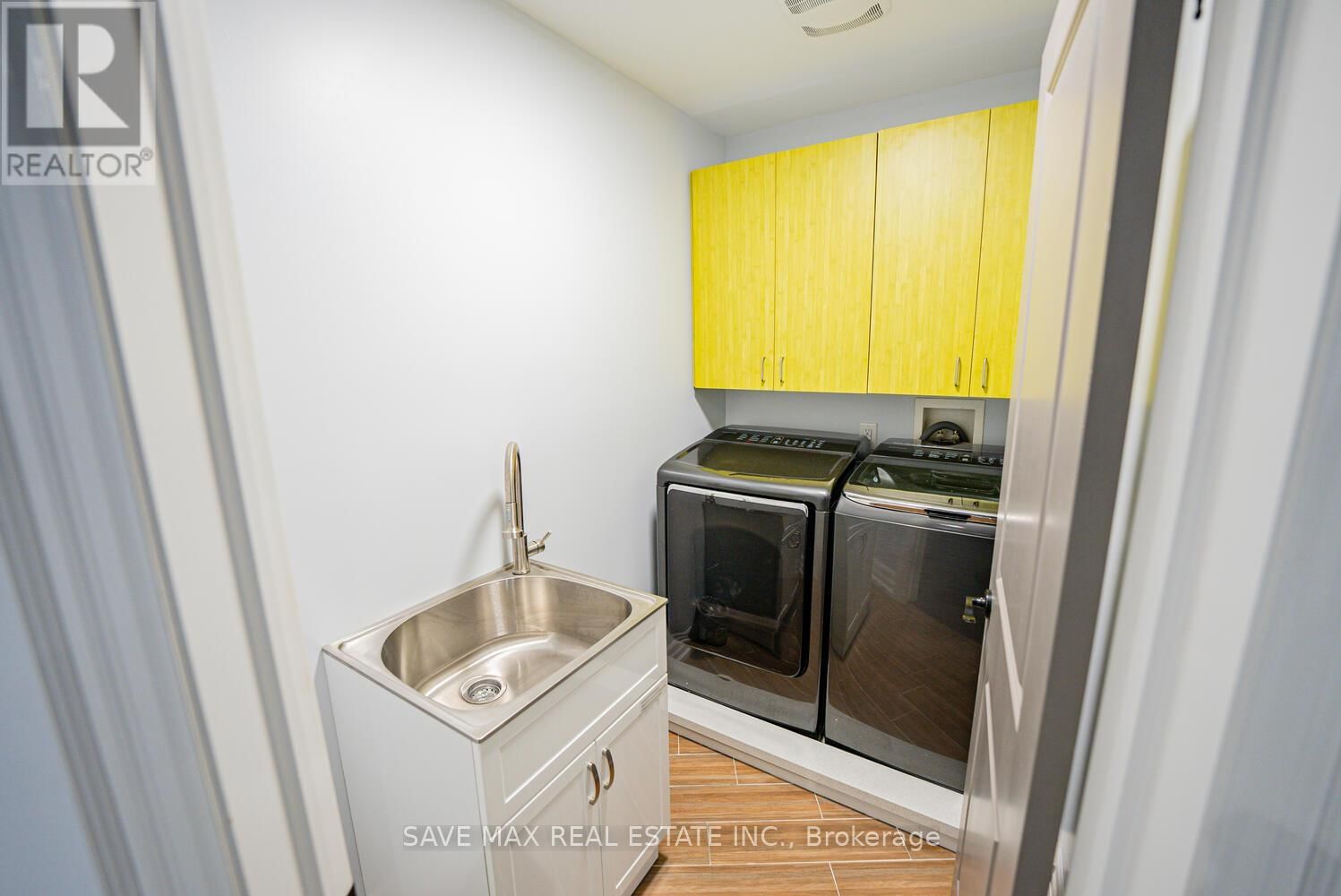 23 HILLCREST AVENUE Image 32