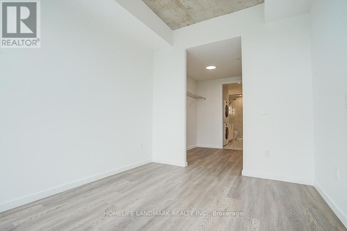 717 - 689 THE QUEENSWAY Image 26