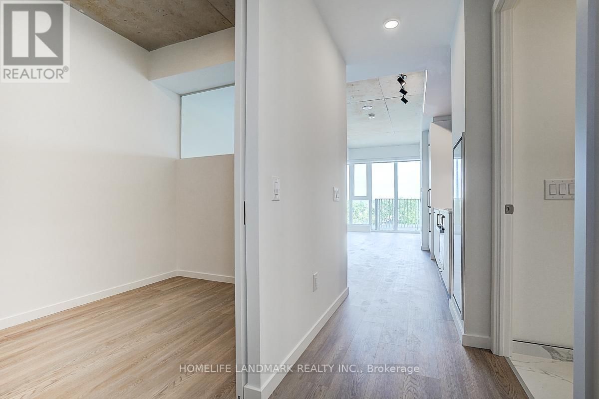717 - 689 THE QUEENSWAY Image 4