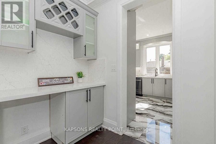137 MCMURCHY AVENUE SOUTH Image 11