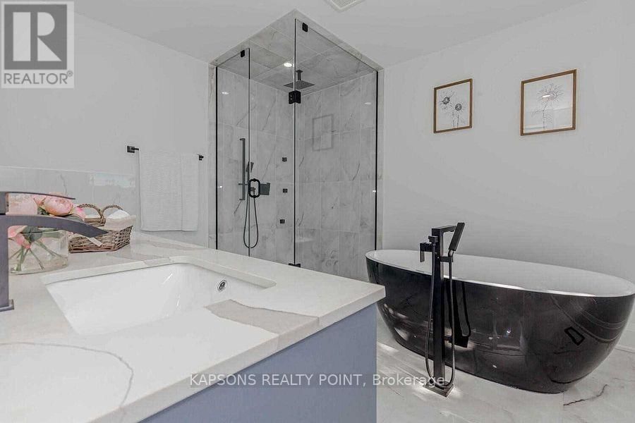 137 MCMURCHY AVENUE SOUTH Image 18