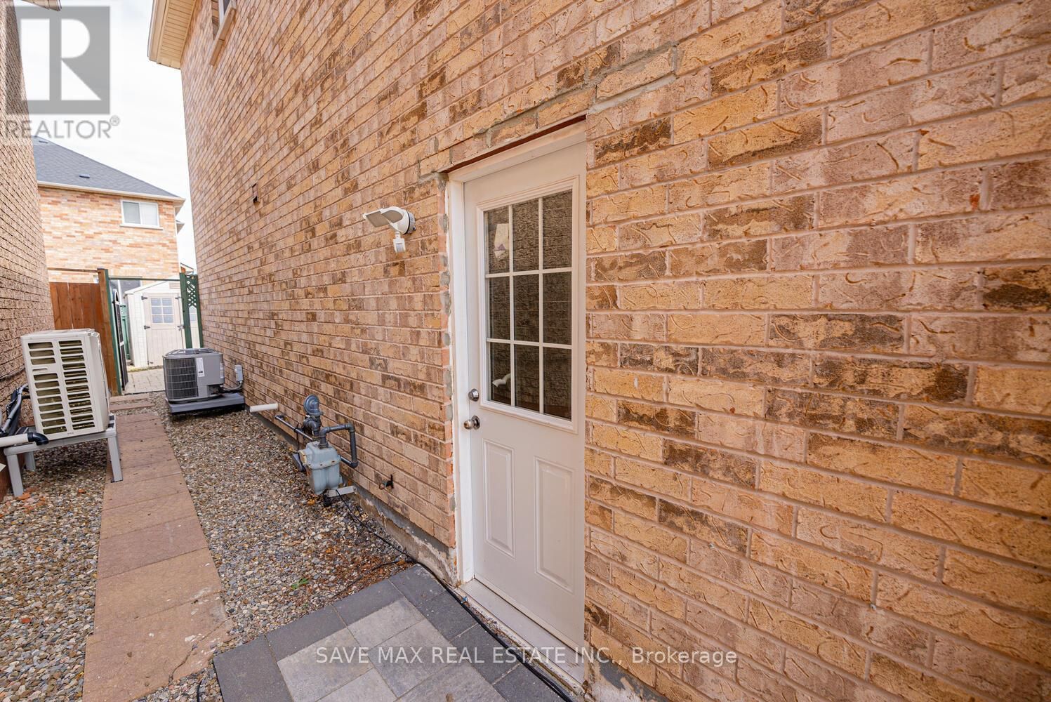 46 LOCKBURN CRESCENT Image 24