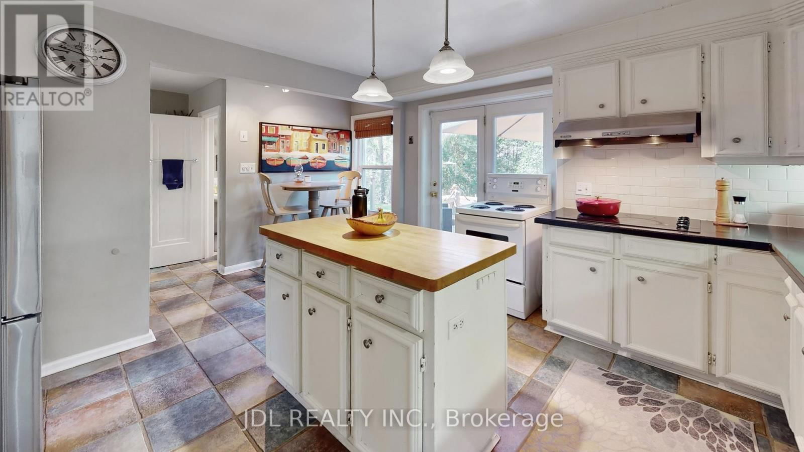 330 POPLAR DRIVE Image 9