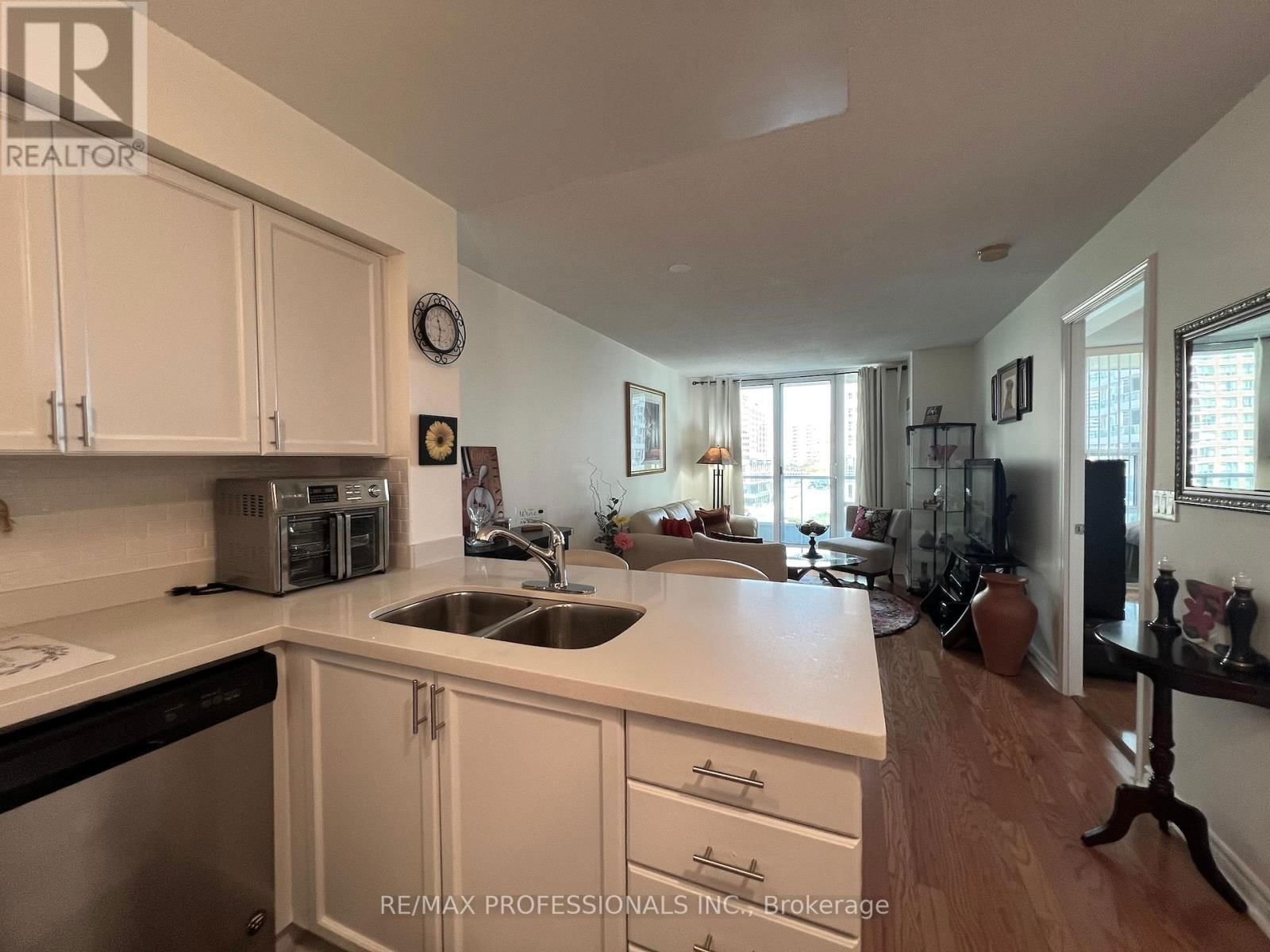 708 - 33 ELM DRIVE WEST Image 9
