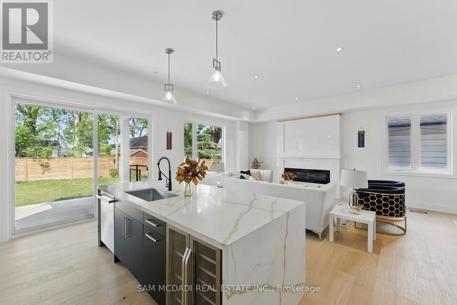 1037 MEREDITH AVENUE Image 13