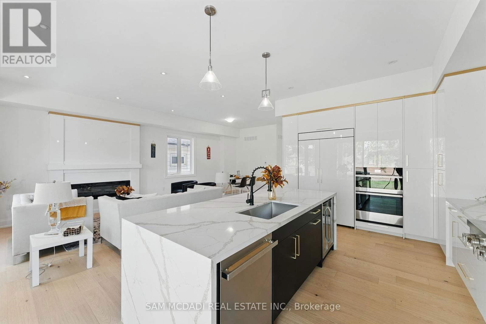 1037 MEREDITH AVENUE Image 14