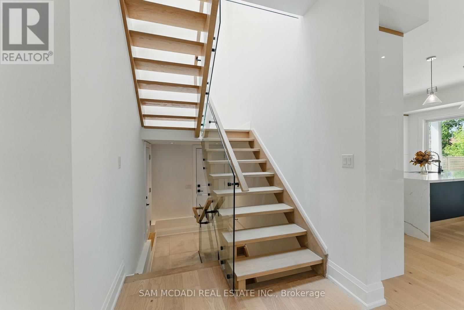 1037 MEREDITH AVENUE Image 17