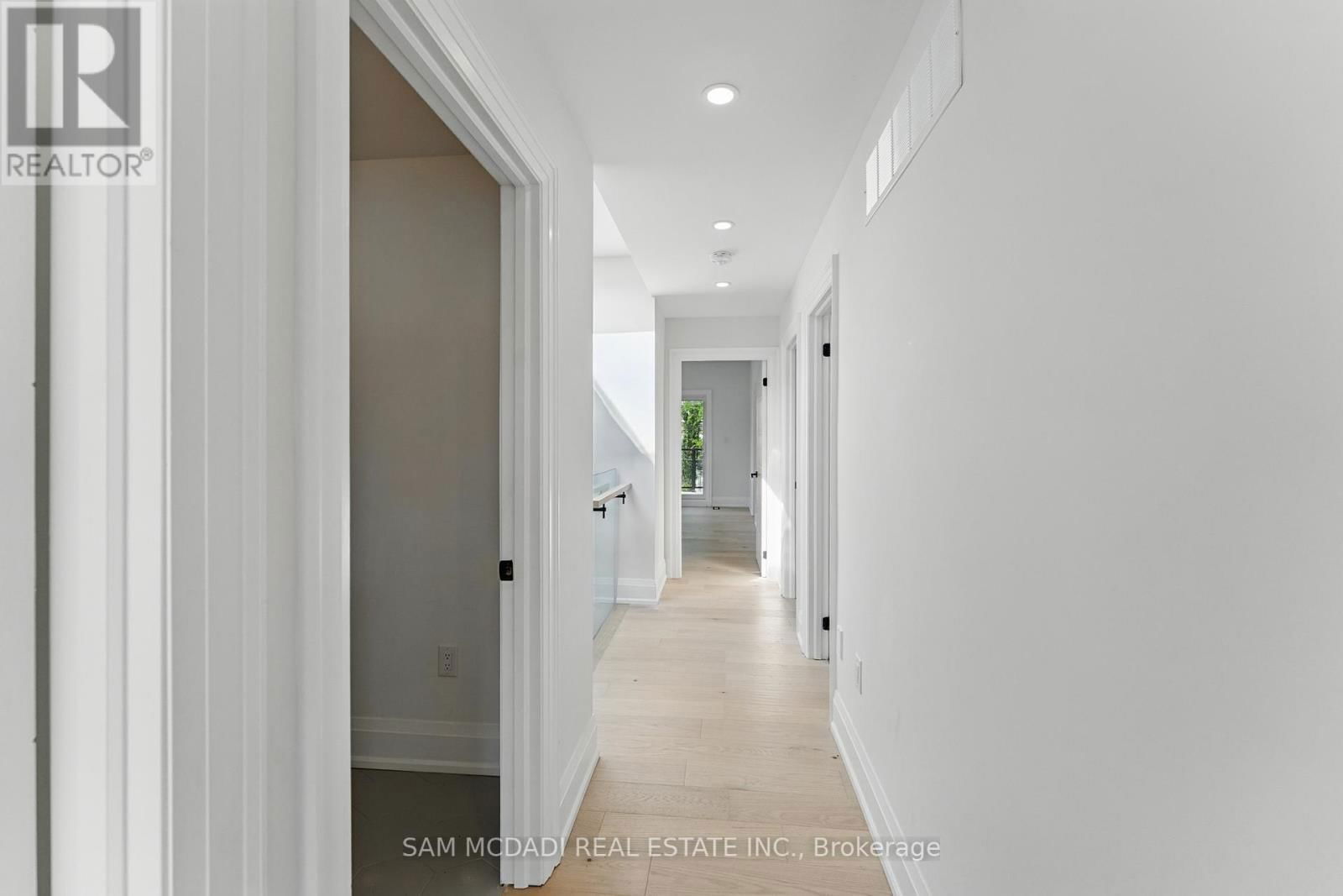 1037 MEREDITH AVENUE Image 19