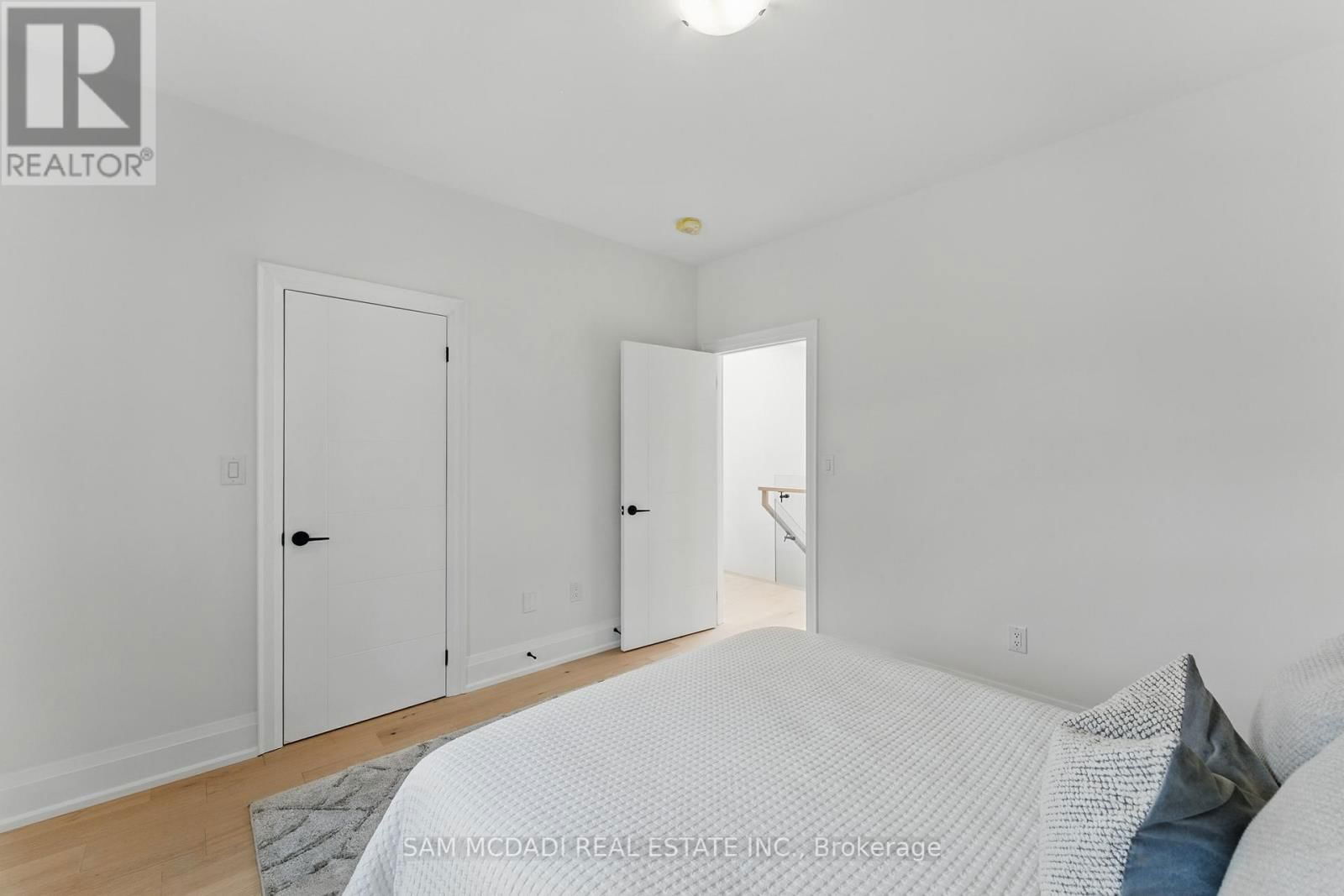 1037 MEREDITH AVENUE Image 26