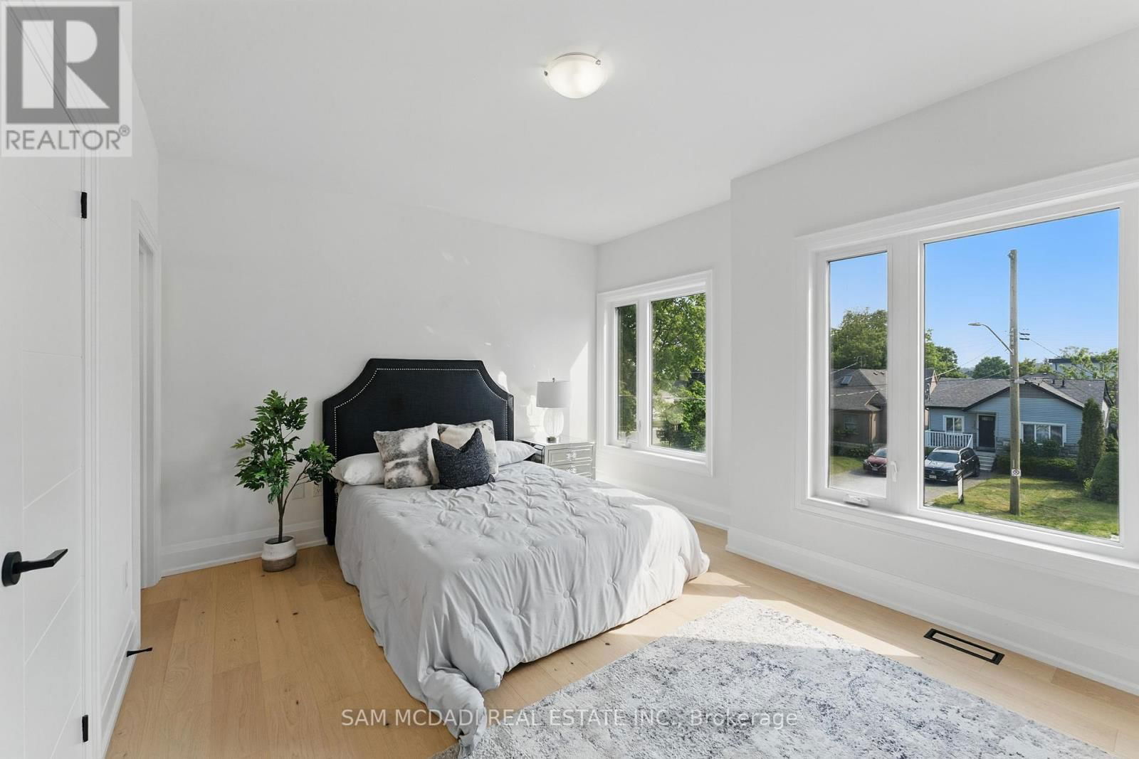 1037 MEREDITH AVENUE Image 28