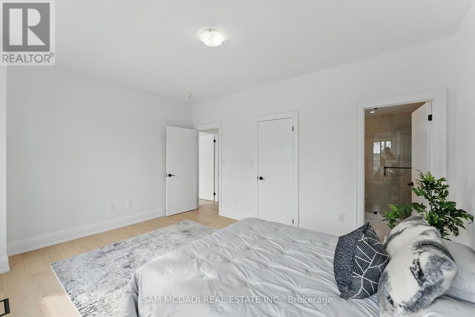 1037 MEREDITH AVENUE Image 29