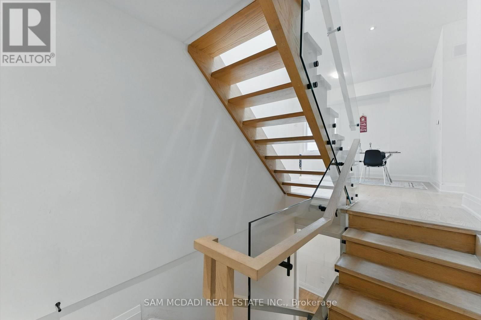 1037 MEREDITH AVENUE Image 35