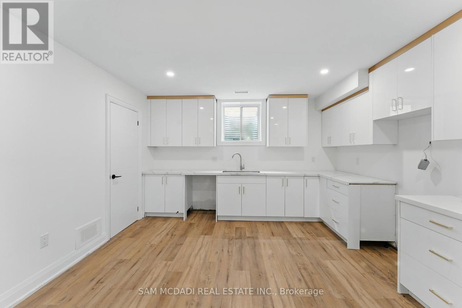 1037 MEREDITH AVENUE Image 37