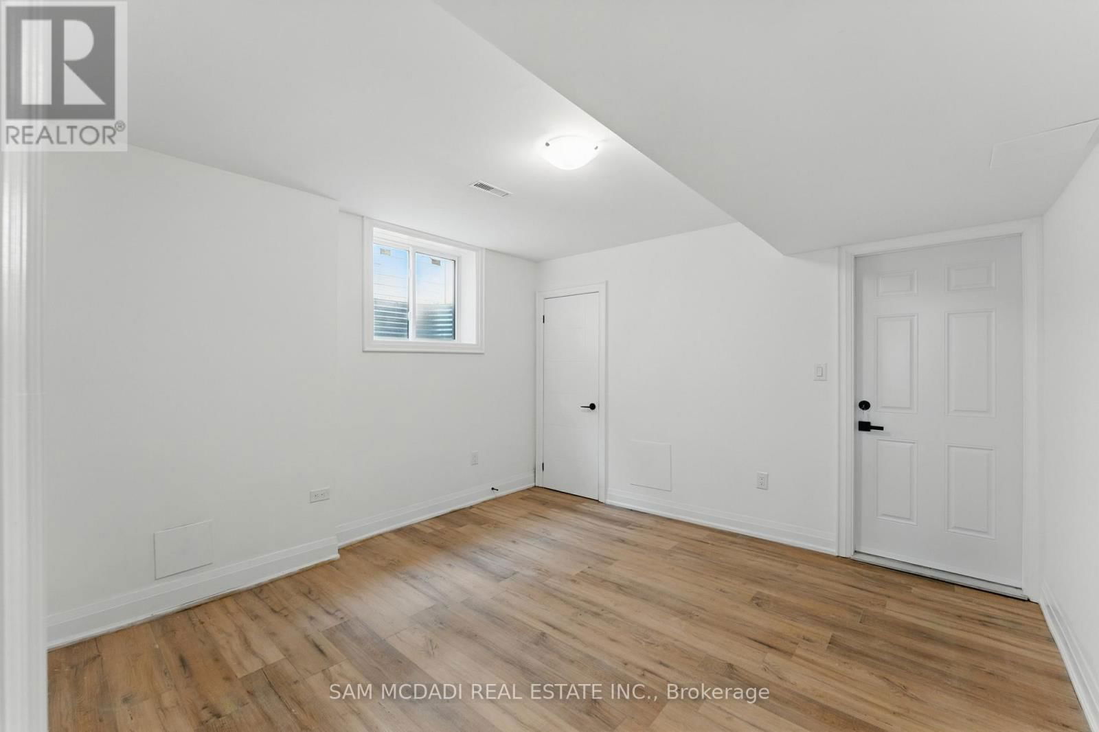 1037 MEREDITH AVENUE Image 43