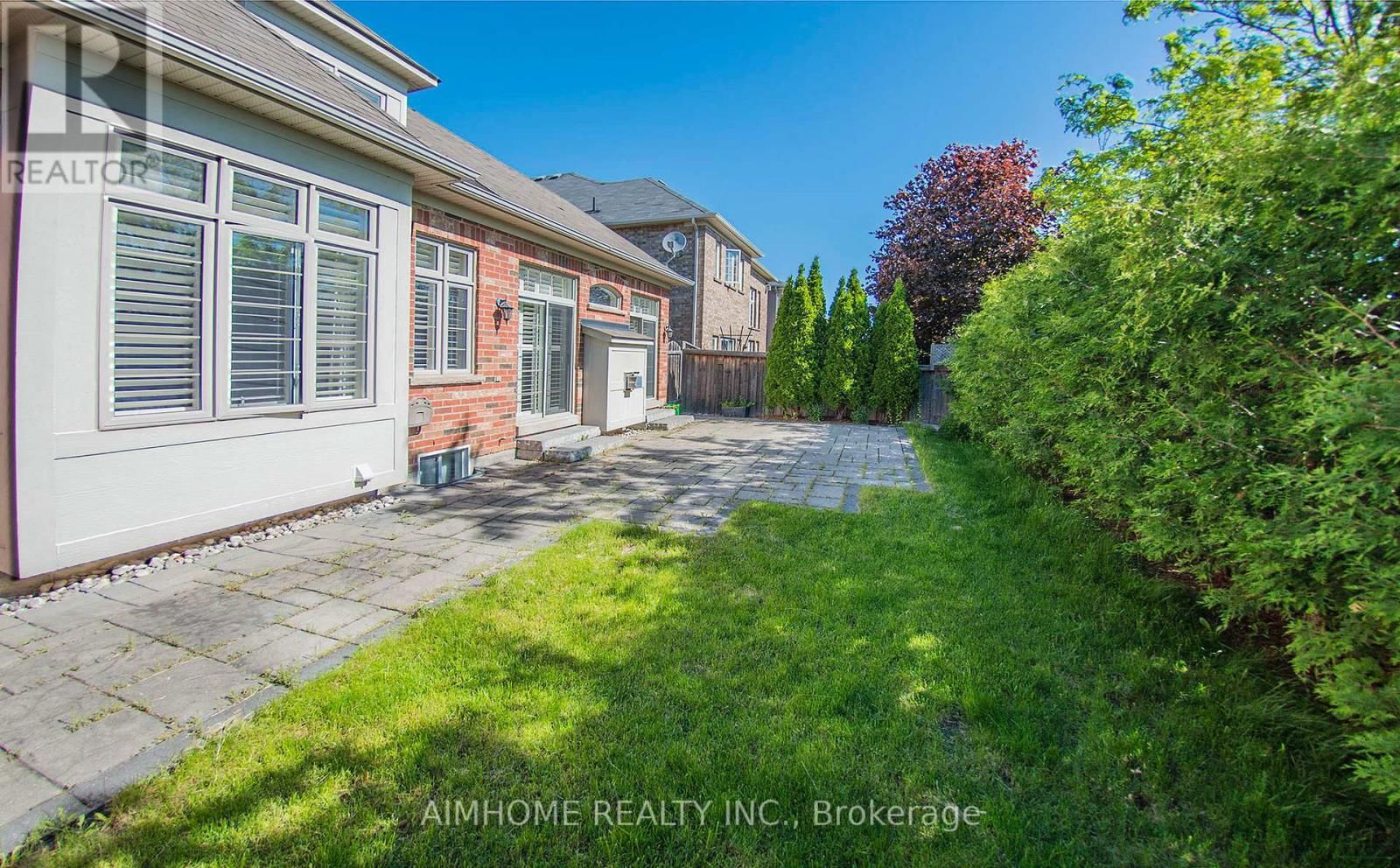 4198 FULLER CRESCENT Image 28