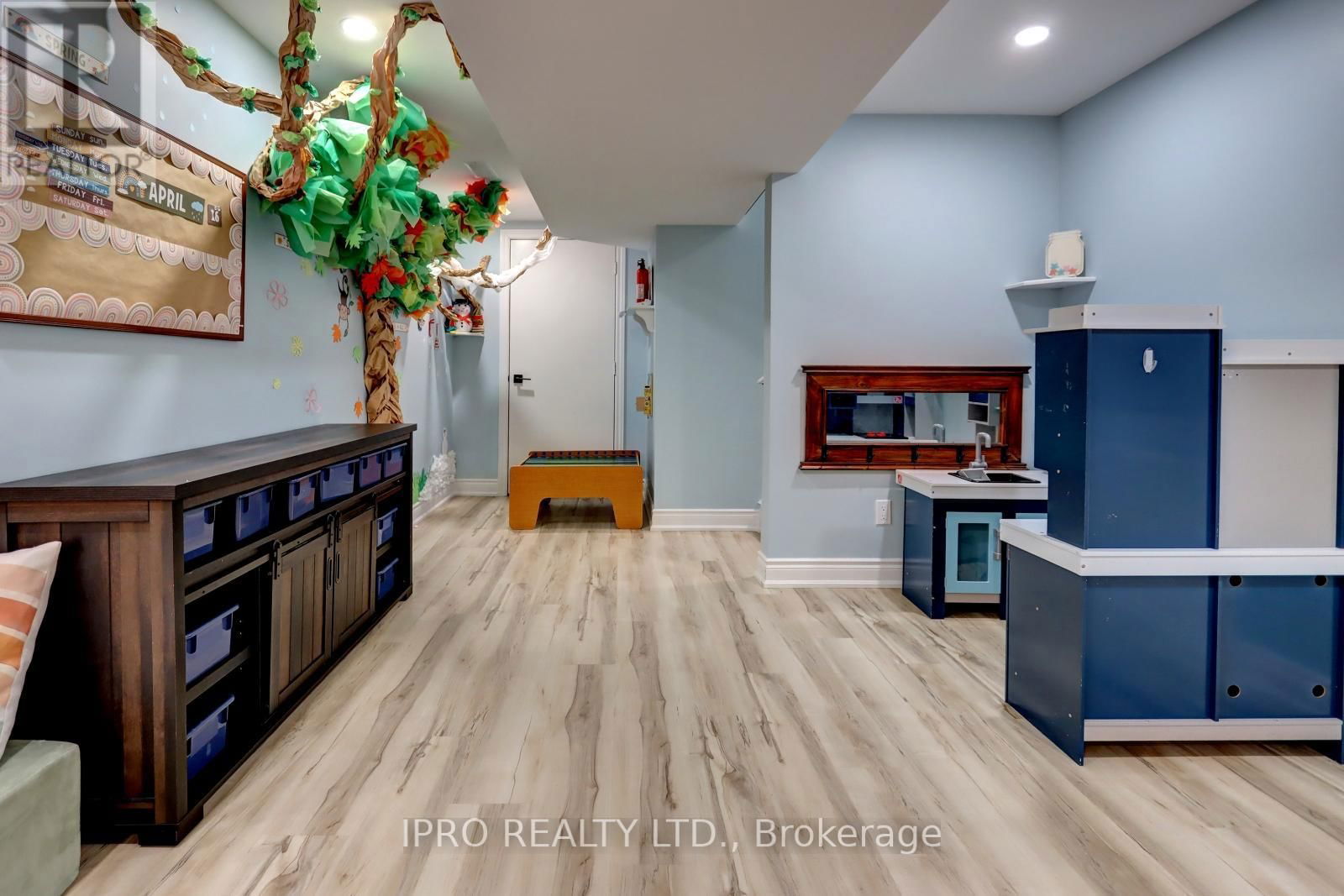 10 BERTON BOULEVARD Image 32