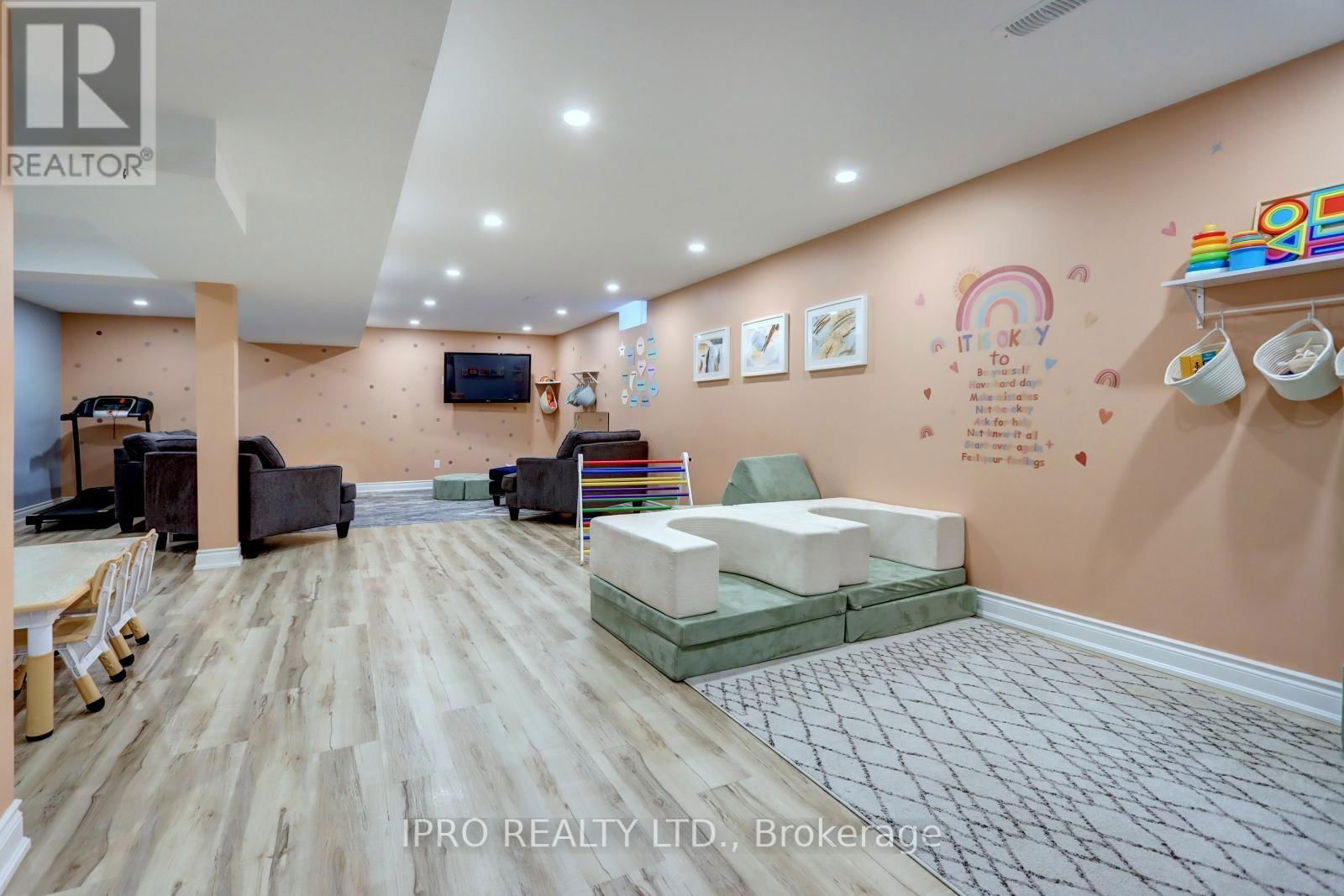 10 BERTON BOULEVARD Image 33
