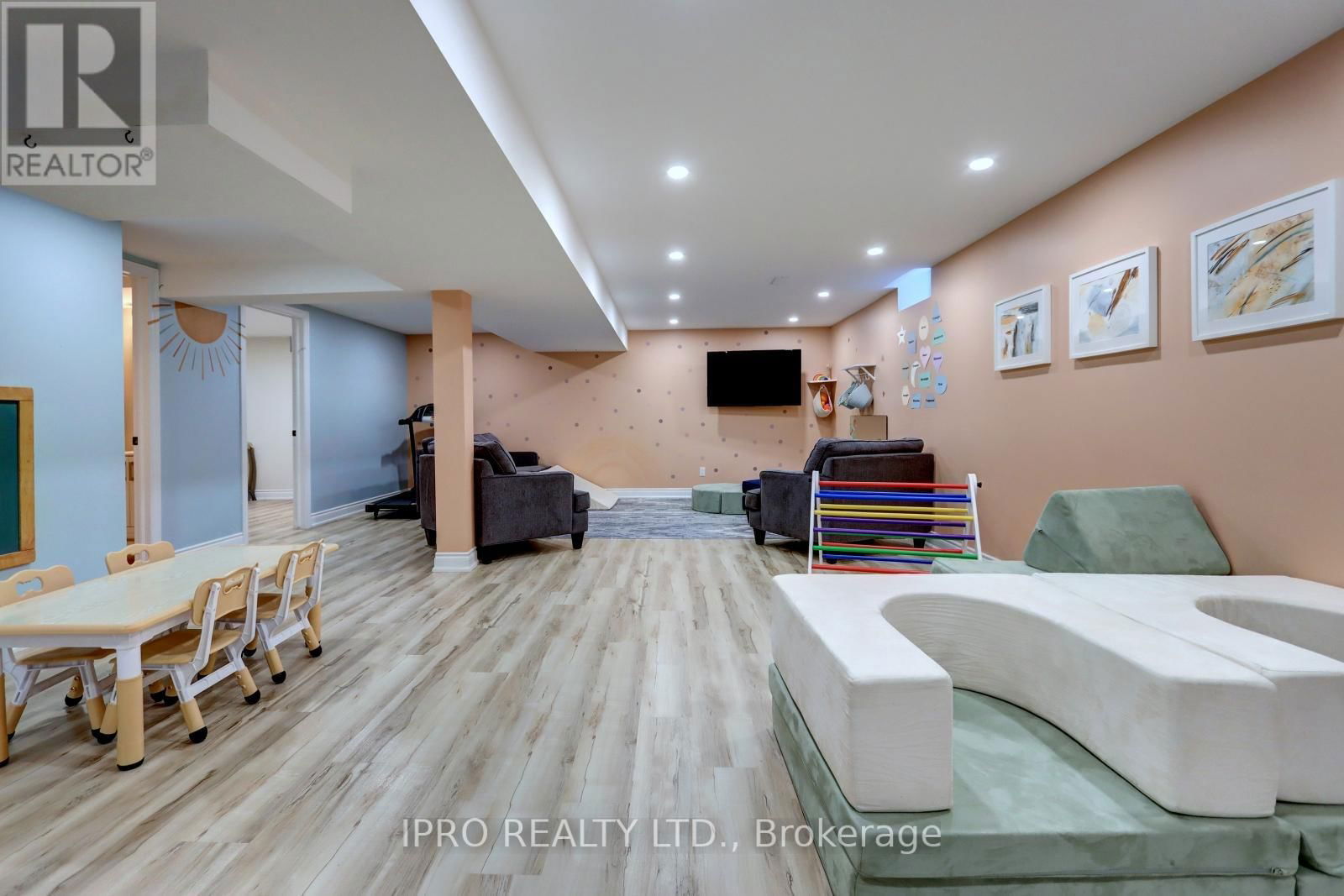 10 BERTON BOULEVARD Image 34