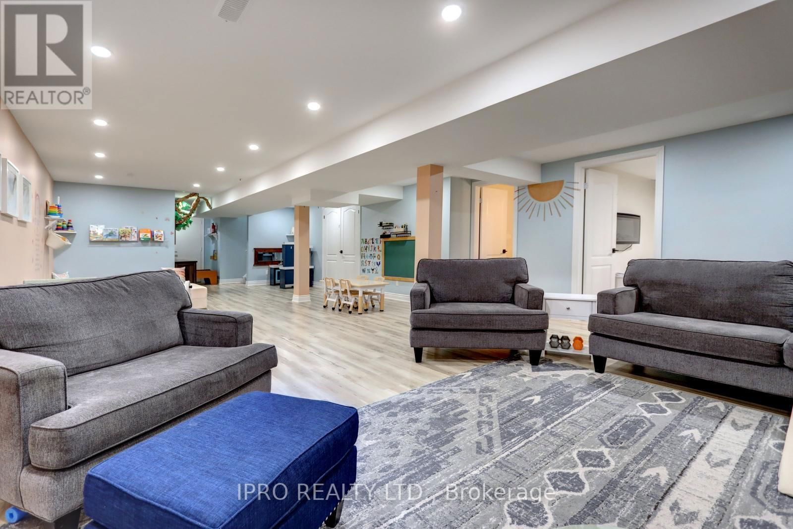 10 BERTON BOULEVARD Image 36