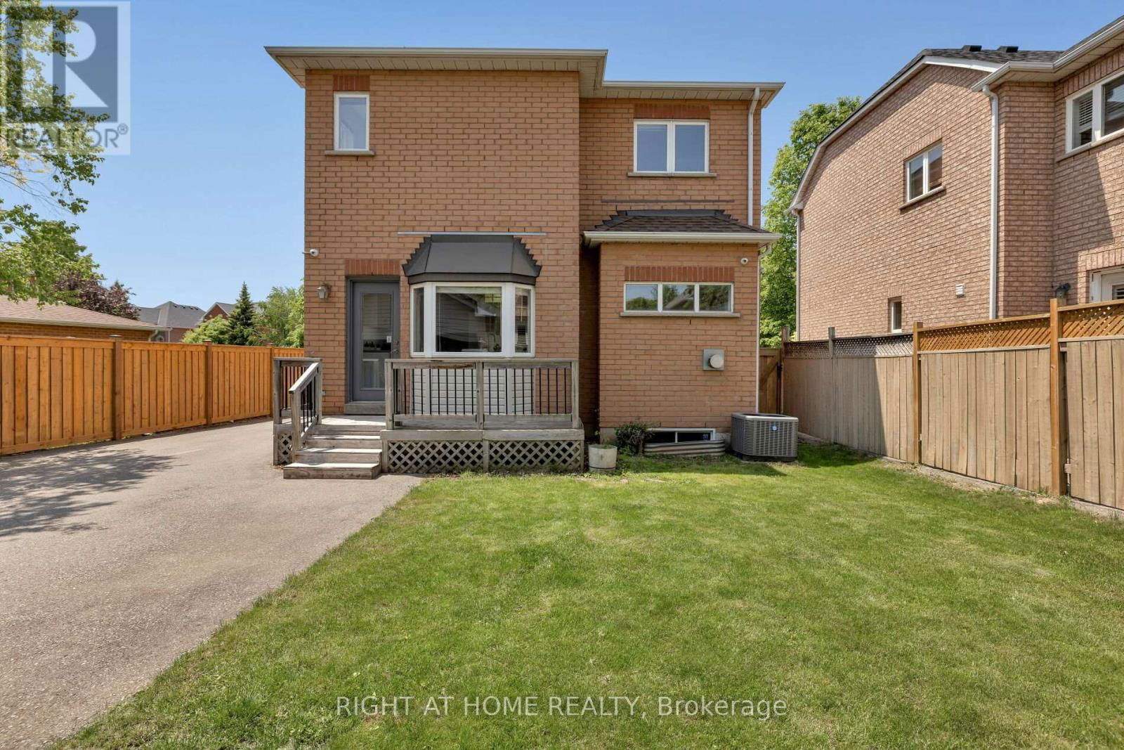 2591 CASTLE HILL CRESCENT Image 39